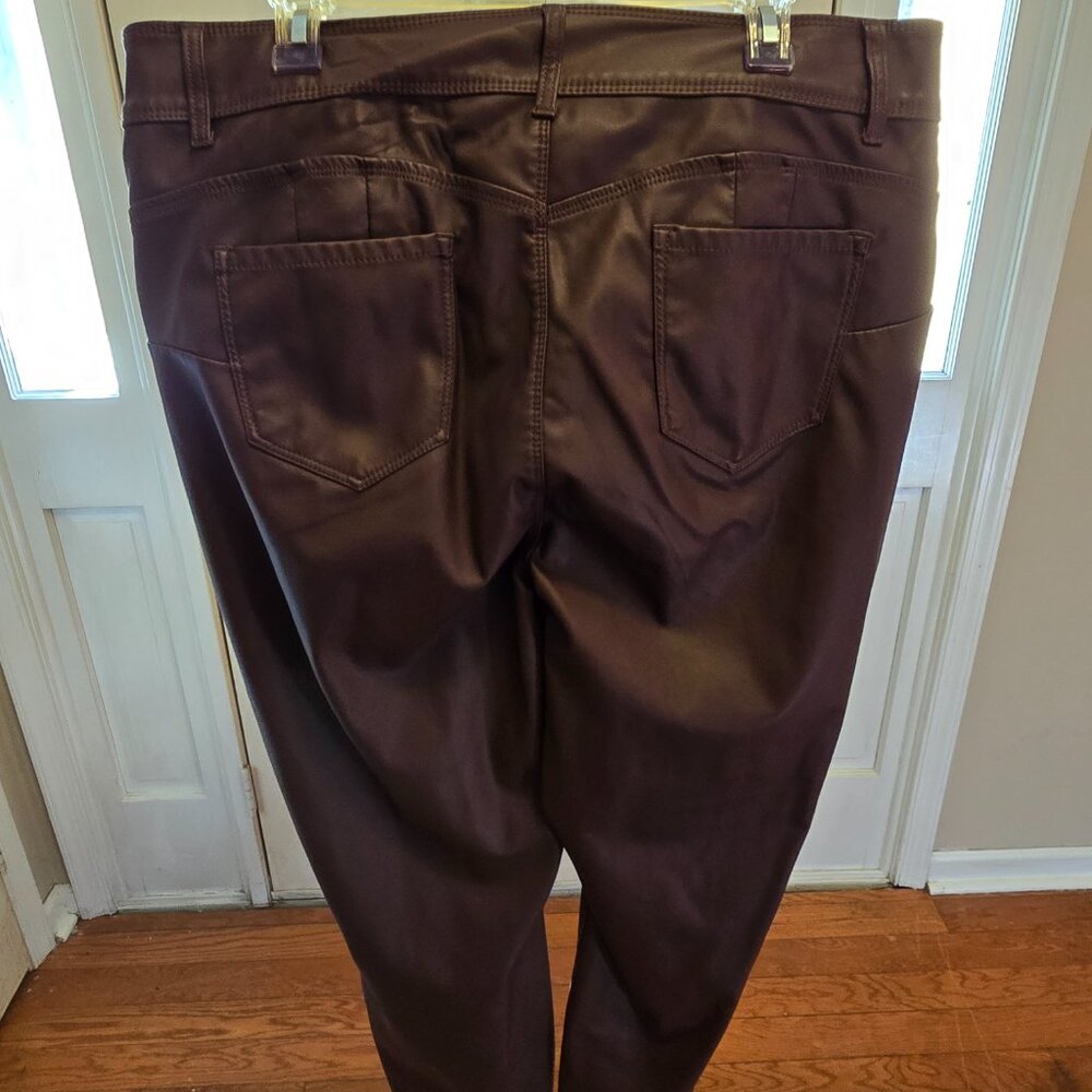 Sandpiper 20W in faux chocolate brown leather, with zip front - Picture 3 of 4
